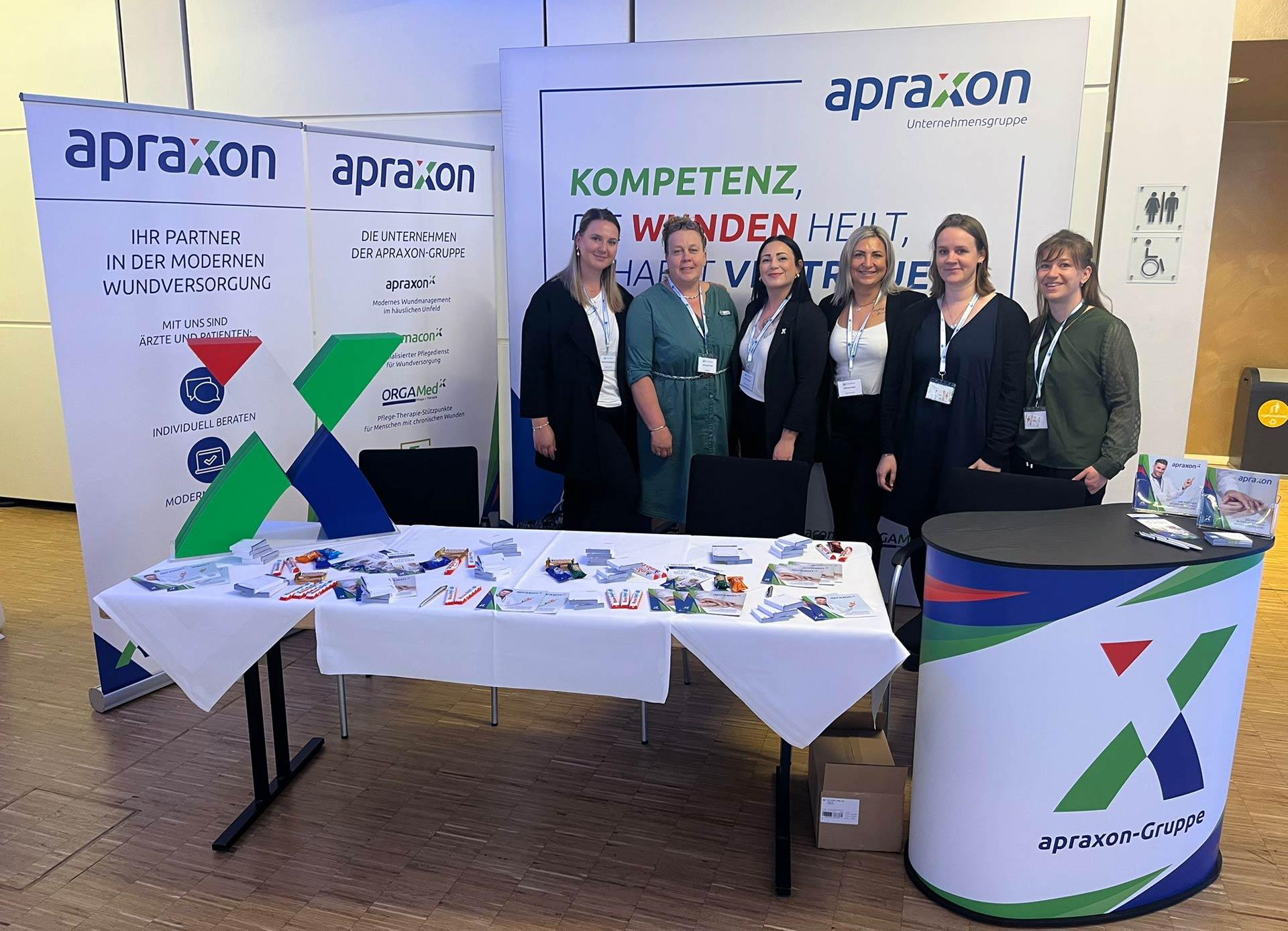 Sieben Mitarbeiter der apraxon Gruppe auf Ihrem Infostand am Erfurter Pflegetag am 12.06.2025