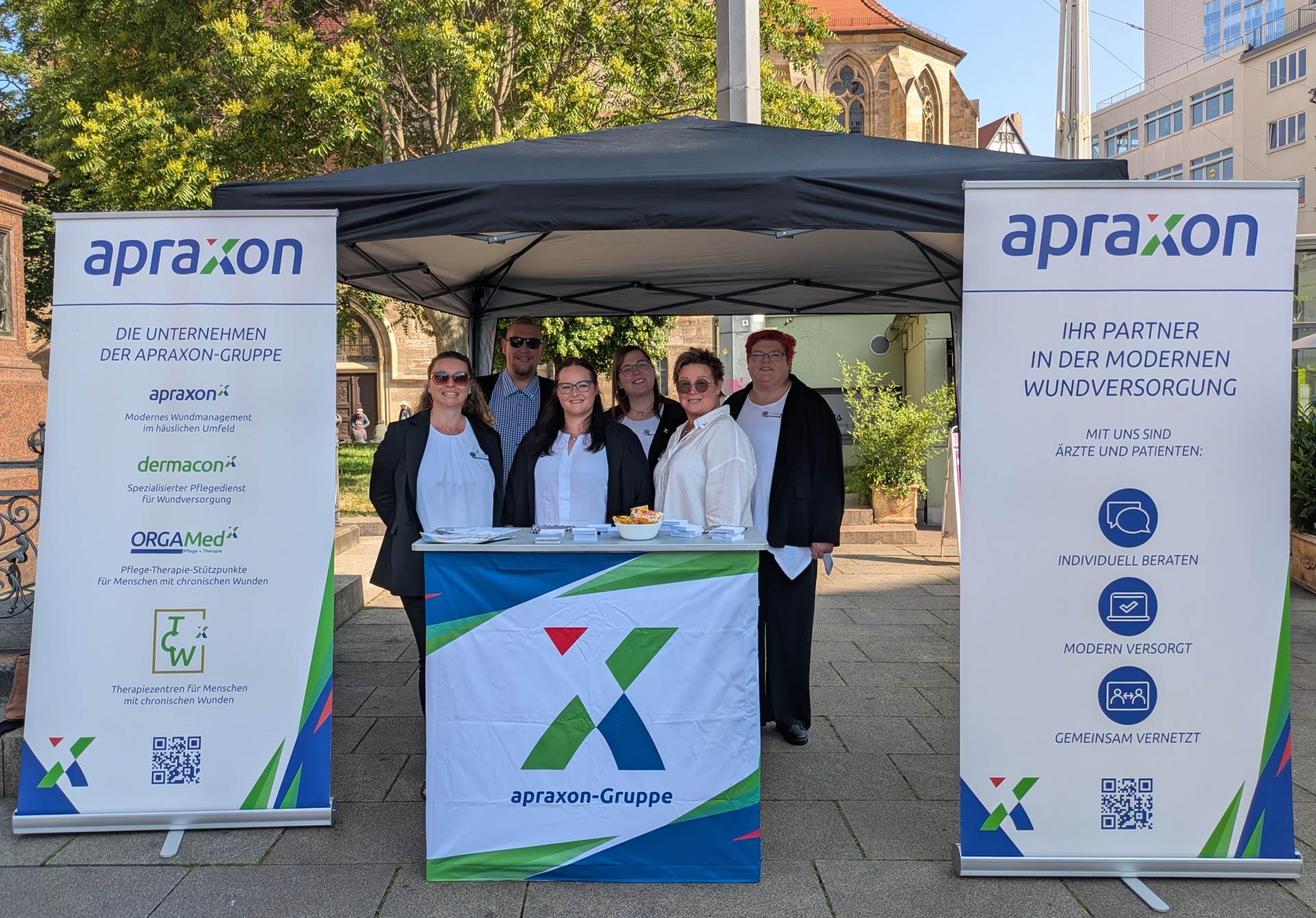 Sieben Mitarbeiter der apraxon Gruppe auf Ihrem Infostand am Erfurter Pflegetag am 12.06.2025