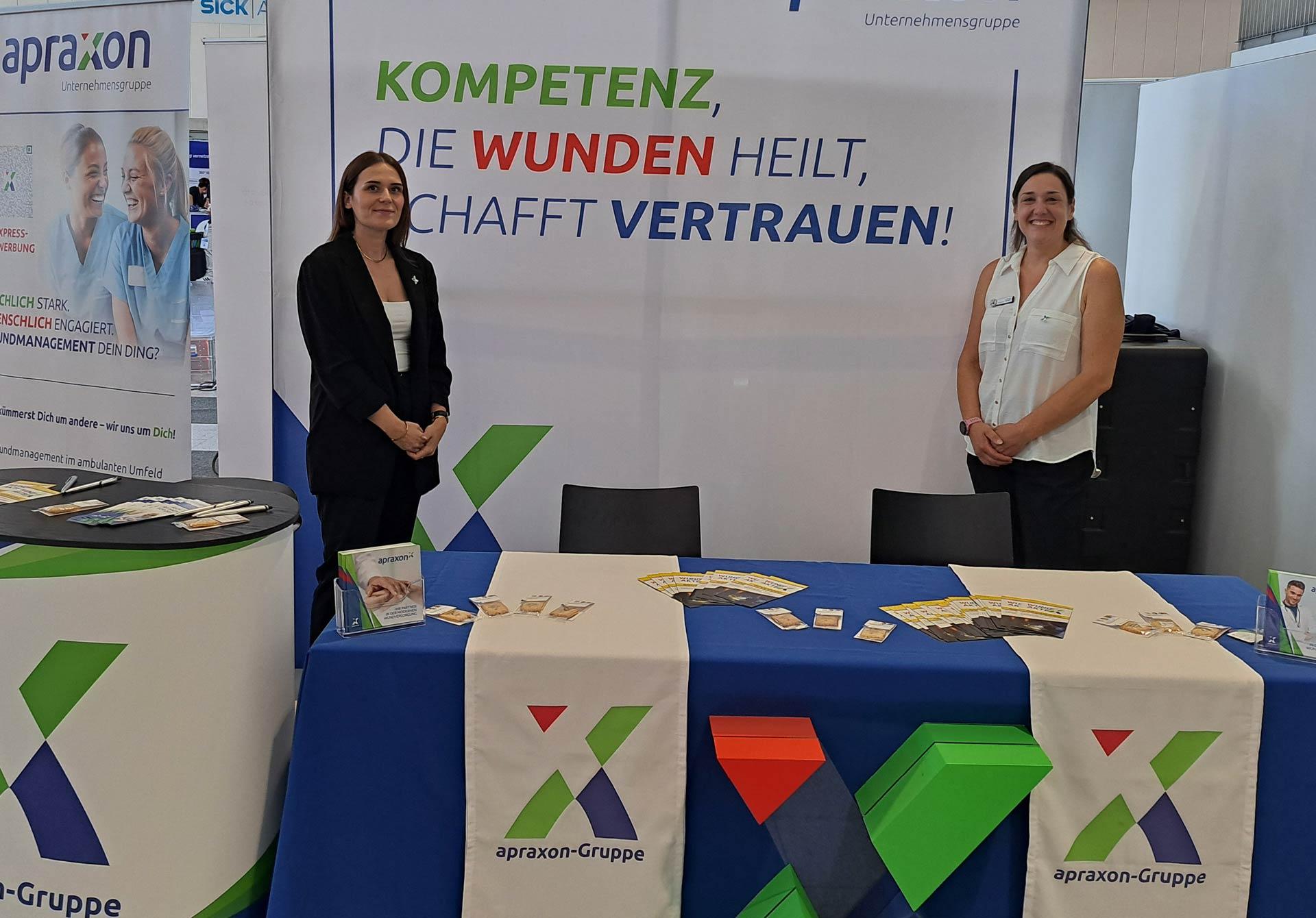 Zwei Mitarbeiter der apraxon Gruppe auf der Wund D.A.C.H