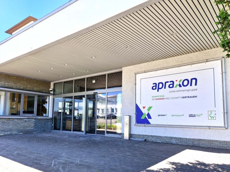 Blick auf den Eingang der neuen apraxon Verwaltung in Hünfeld bei Fulda